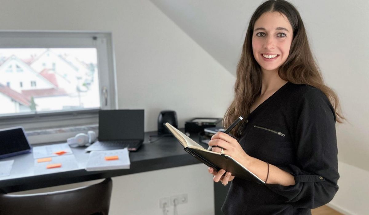 Barbara mit Notizbuch