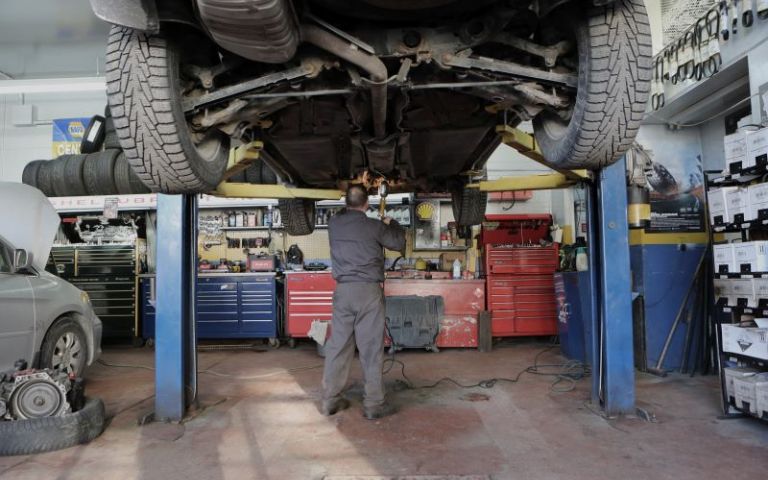 Mechaniker in Autowerkstatt bei Reperatur