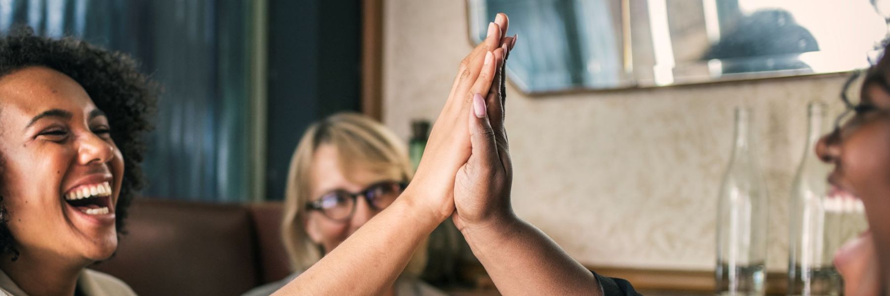 Zwei Frauen geben sich High Five