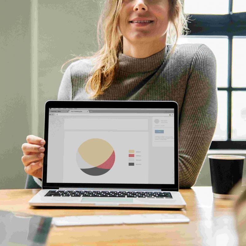 Frau präsentiert Analyse auf Laptop