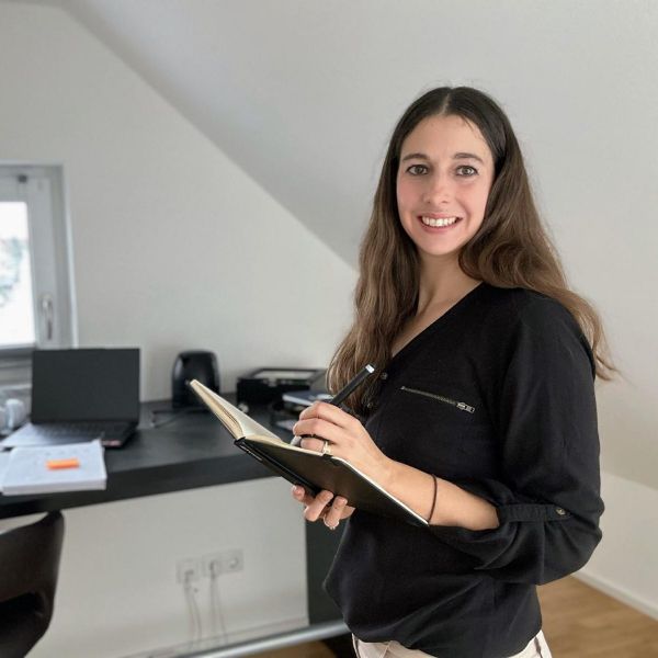 Barbara mit Notizbuch