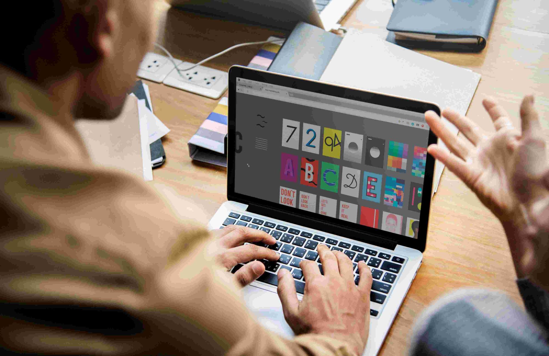 Menschen arbeiten kreativ am Laptop