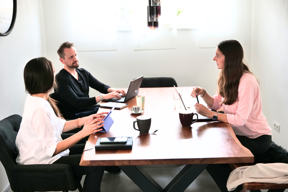 Team sitzt am Tisch und bespricht